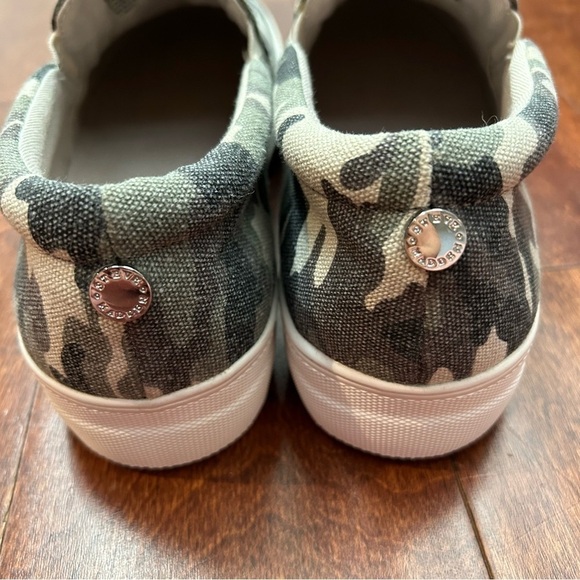 Steve Madden Women’s “Gills” Platform Sneakers, Camo Vegan Canvas SlipOns, Size8 - Picture 10 of 13